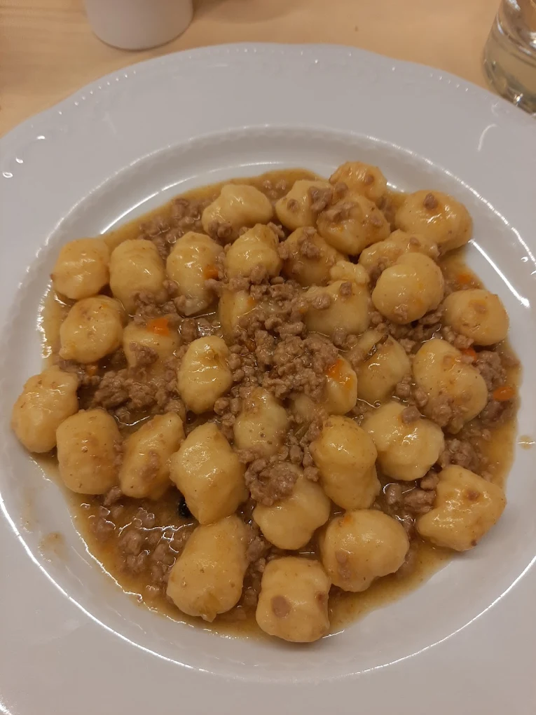 Gnocchetti di patate con ragù bianco serviti su un piatto chiaro.