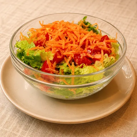 Mixed salad with lettuce, tomatoes and carrots.