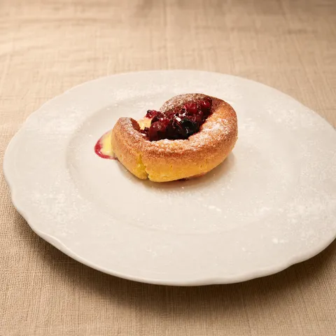 Warm ricotta cake with wild berries.